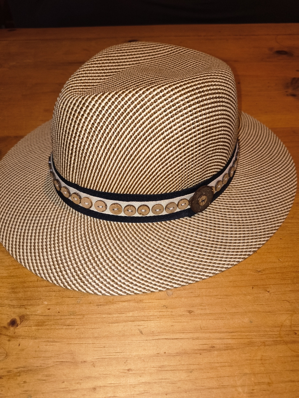 Woven Two-Tone Straw Fedora Hat with Decorative Band - Tan/Black